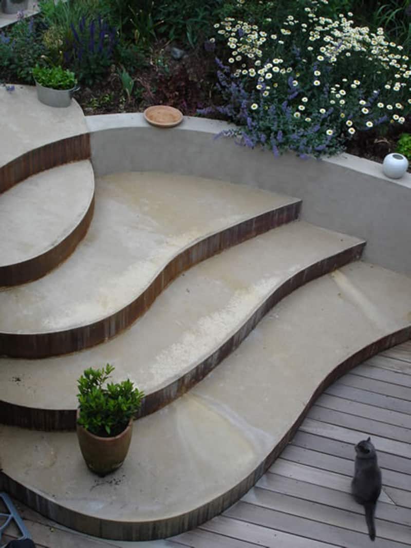 Curved concrete steps