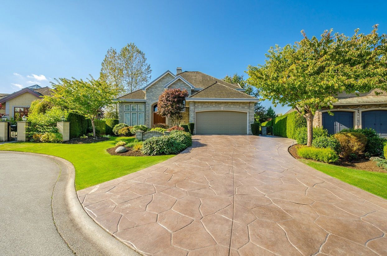 Driveway: Stamped concrete with sealant